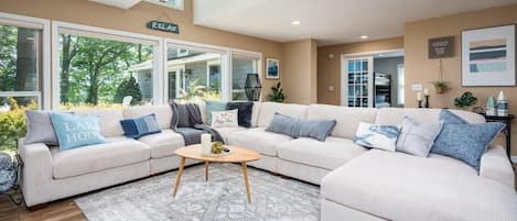 Télévision, cheminée, espaces bureaux