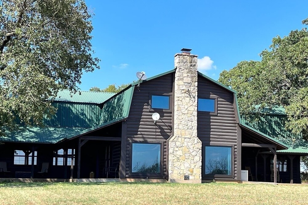 Rural western cabin- just 5 mins from exciting Stephenville!
