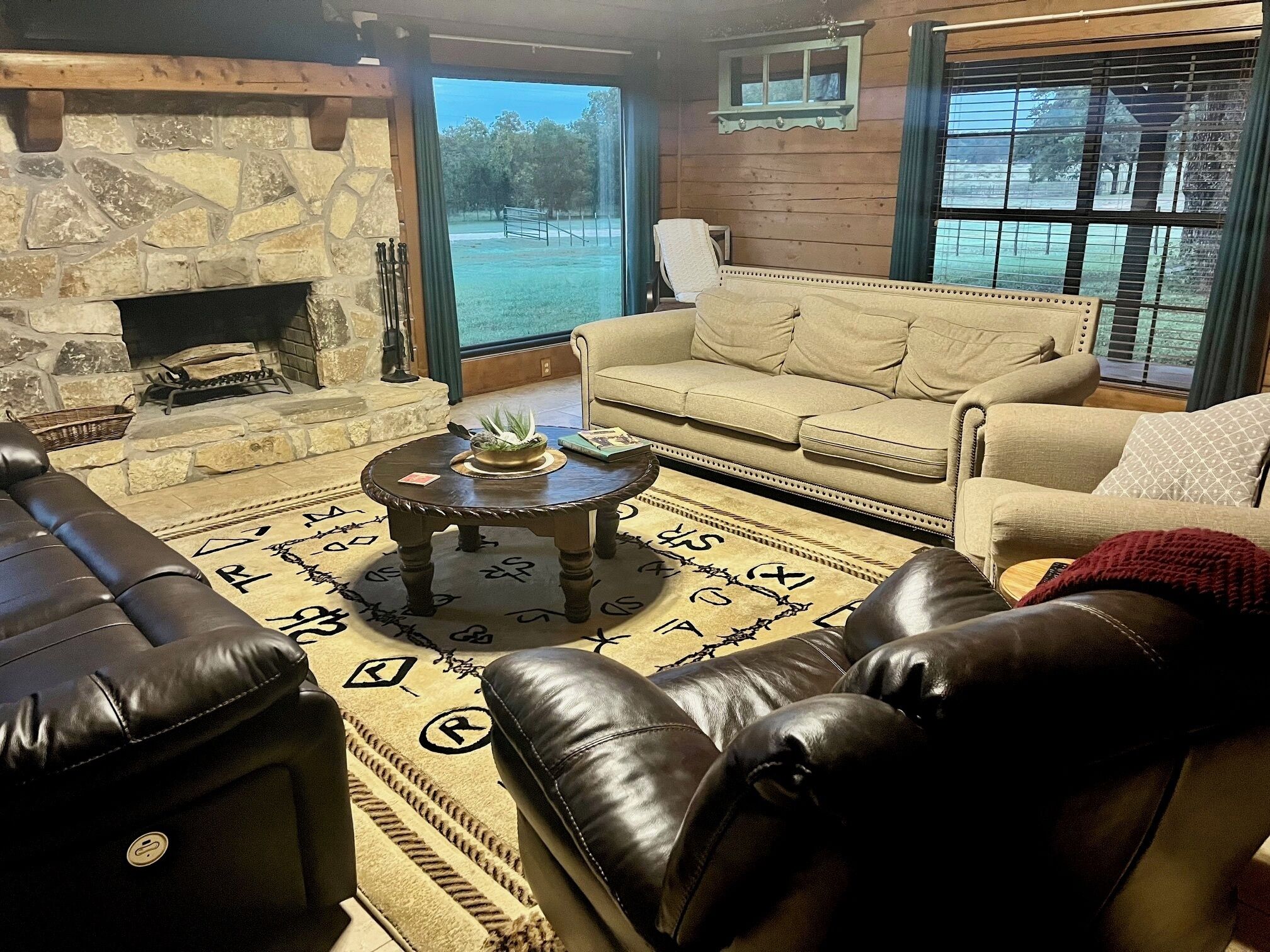 电视、壁炉、书、立体声音响