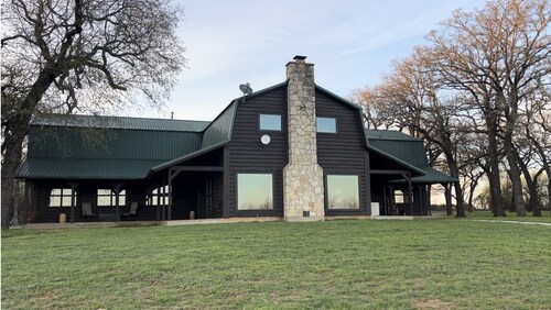 Rural western cabin- HOT TUB-POOL just 5 mins from exciting Stephenville!