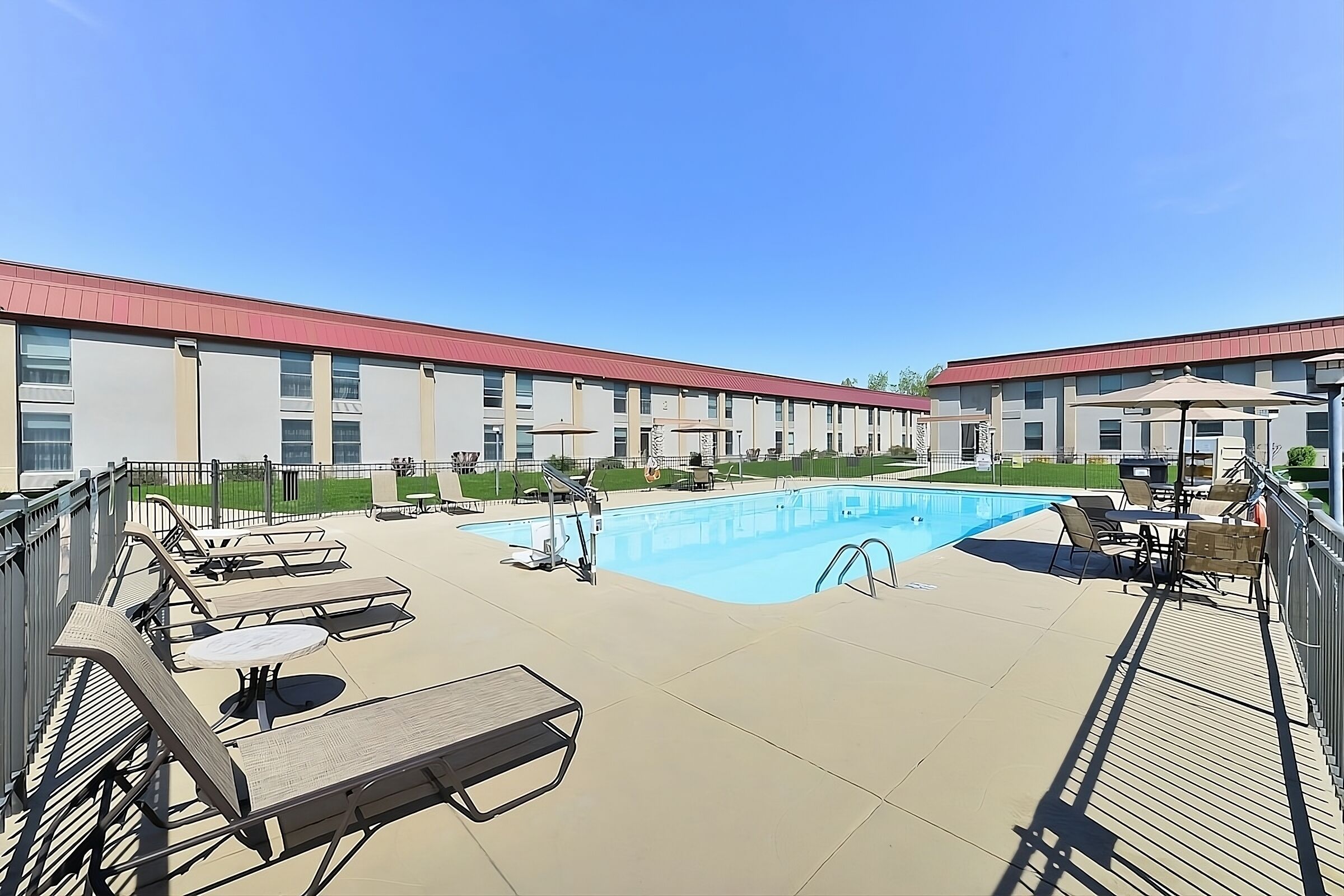 Enjoy Your Own Private Cabin! Outdoor Pool, FREE Parking and Airport Shuttle!