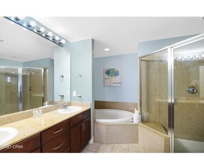 Combined shower/bathtub - Laketown Wharf  - Cozy 2brdm unit (Panama City Beach)