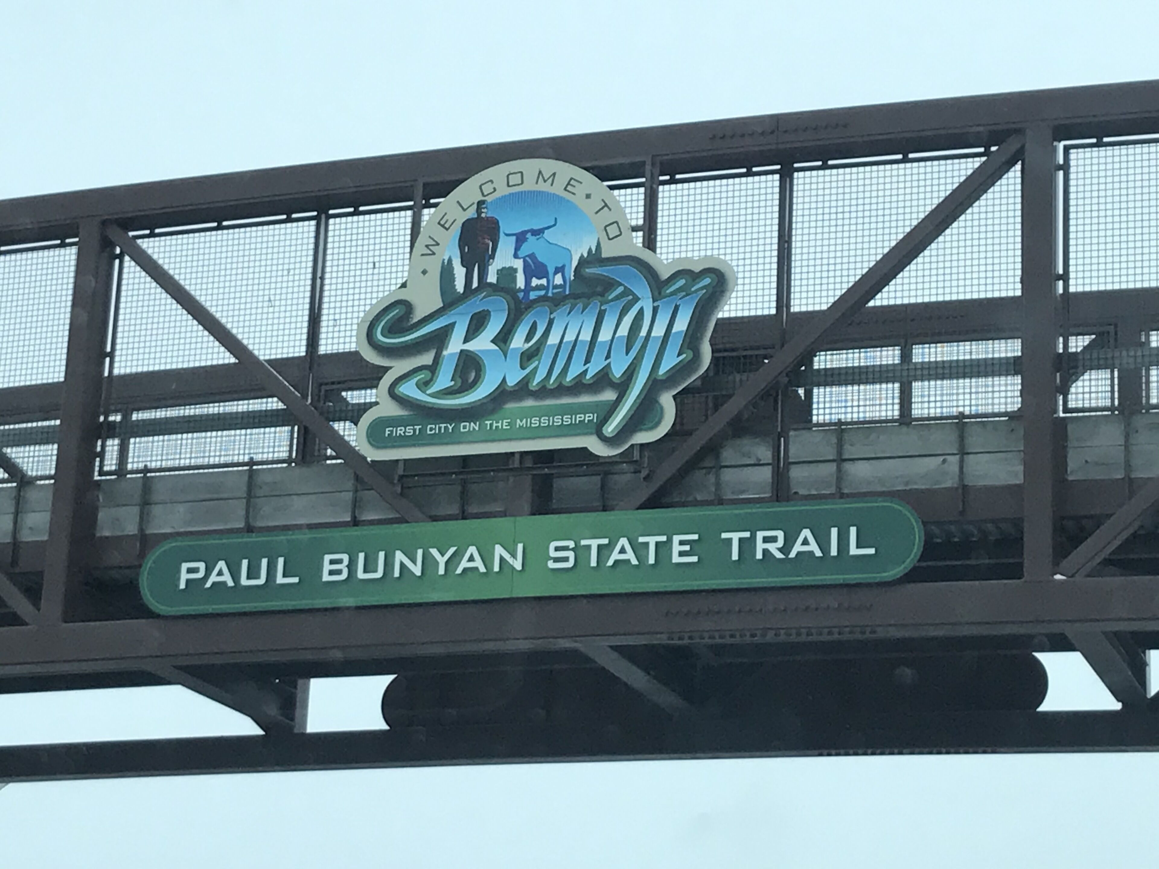Señal del Sendero Estatal Paul Bunyan, con el logotipo de Bemidji.