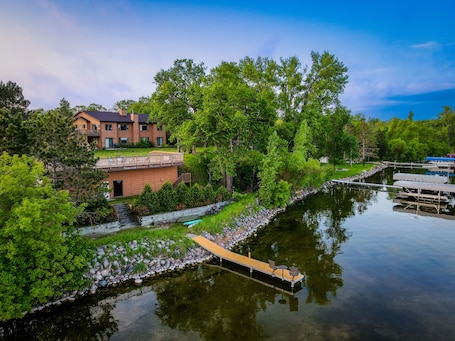 外観. Breezy Hills - Unit 4; Lake Bemidji, King Bed, Kayaks, PB Trail private access