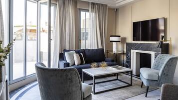 Luxe penthouse, 2 slaapkamers, uitzicht op stad | Woonruimte | Een 52-inch smart-tv met satellietzenders en een televisie