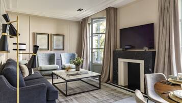 Luxe appartement, 2 slaapkamers, balkon, uitzicht op stad | Woonruimte | Een 52-inch smart-tv met satellietzenders en een televisie