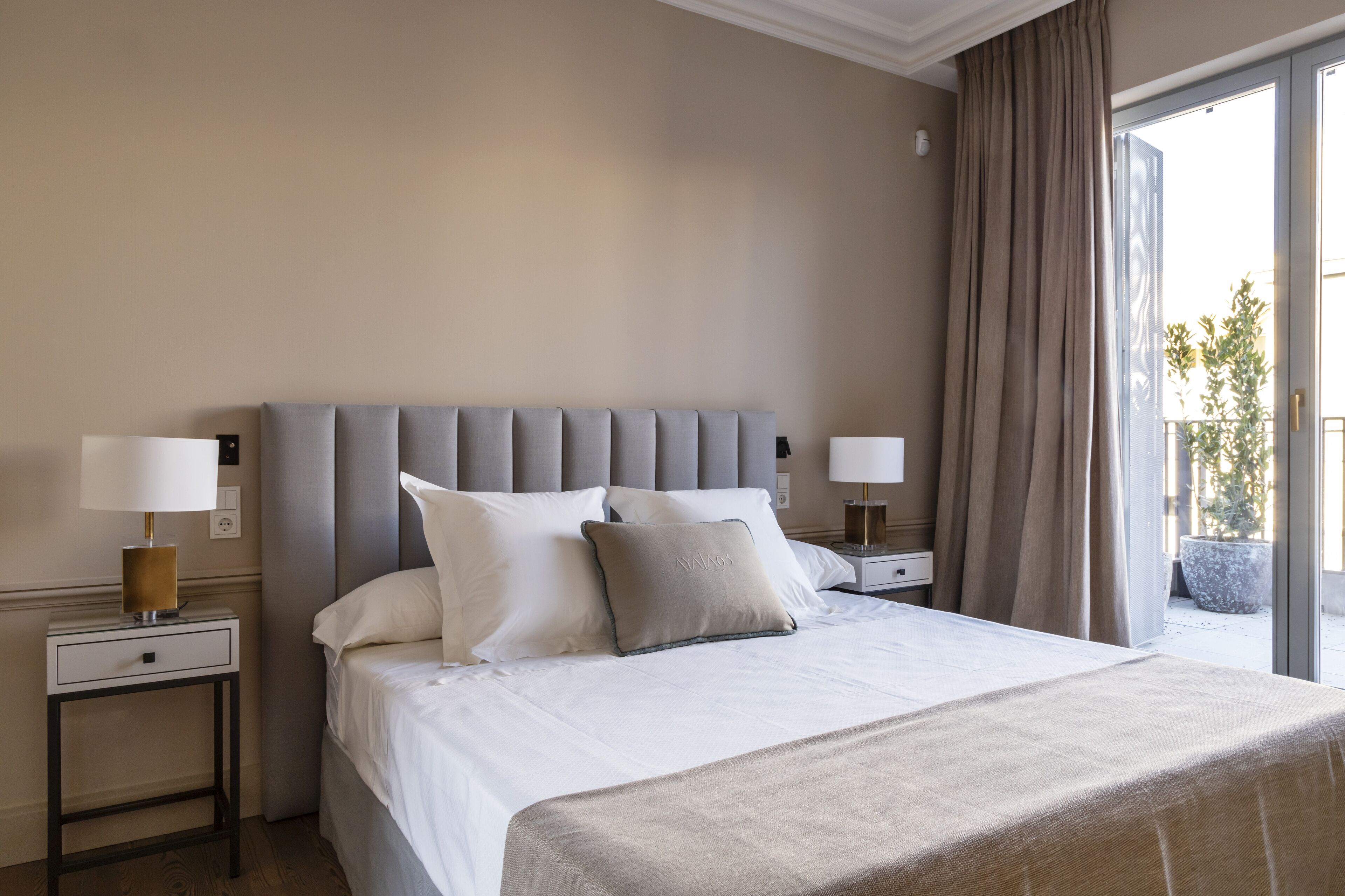 Luxe penthouse, 2 slaapkamers, uitzicht op stad | Luxe beddengoed, een kluis op de kamer, een laptopwerkplek