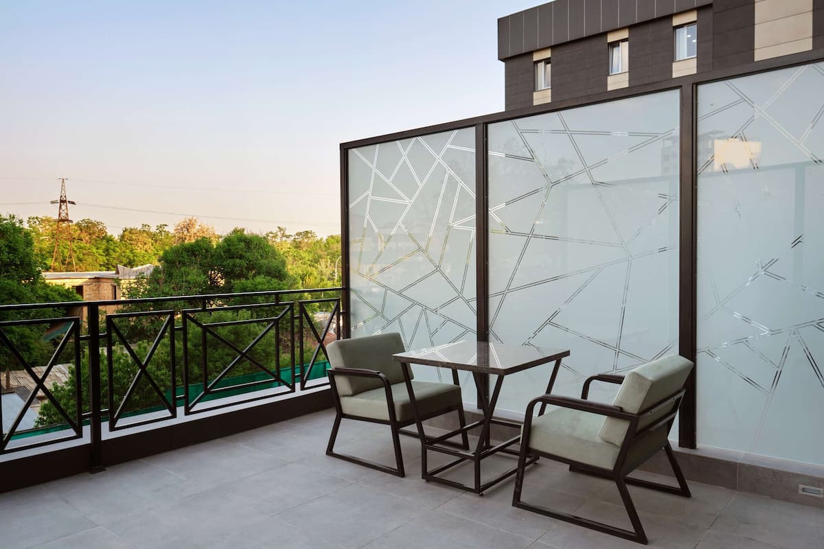 Standard Room, Terrace | Minibar, in-room safe, desk, laptop workspace