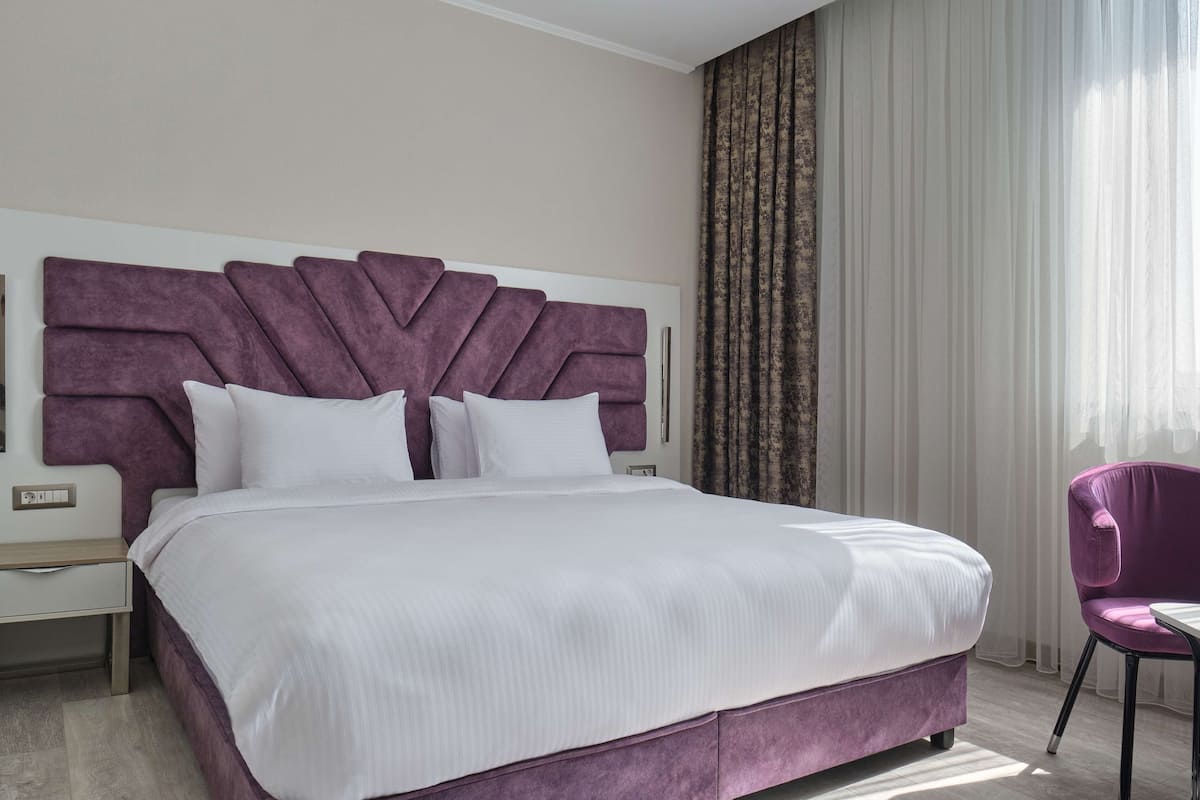 Standard Room | Minibar, in-room safe, desk, laptop workspace