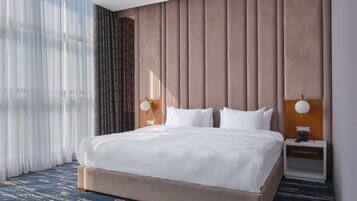 Minibar, caja de seguridad en la habitación y escritorio