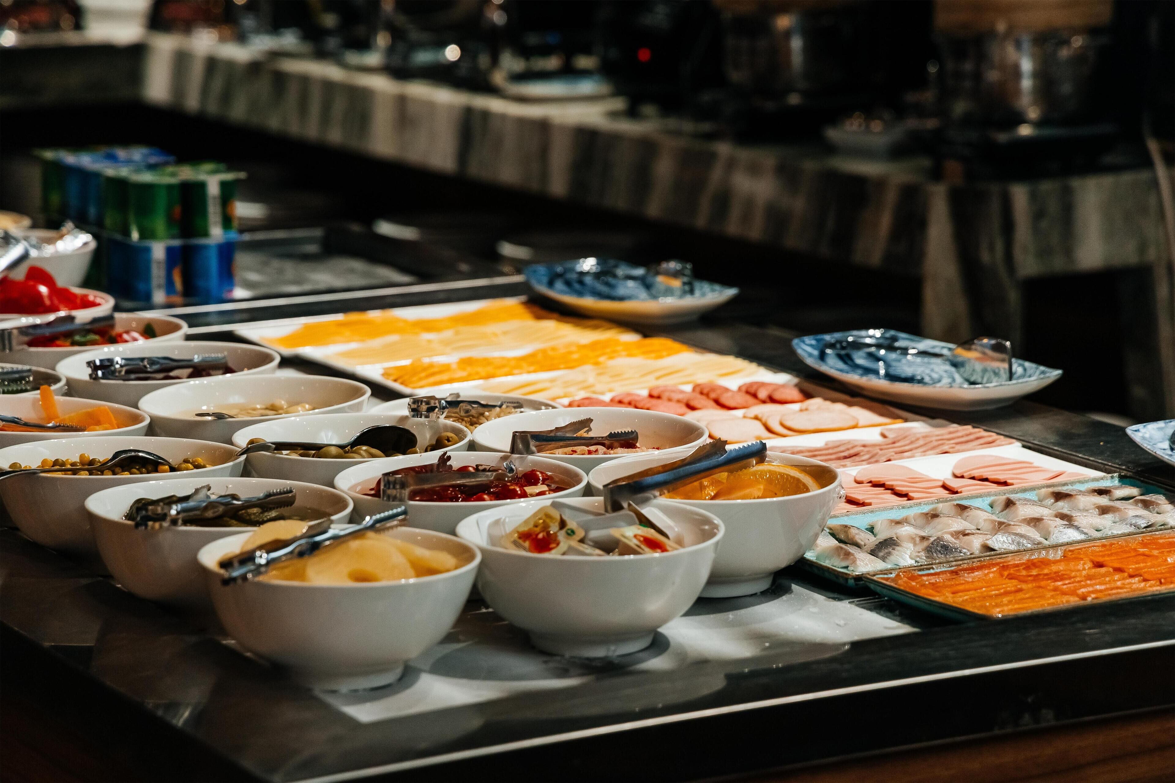 Un buffet proposant une variété de plats et de salades.