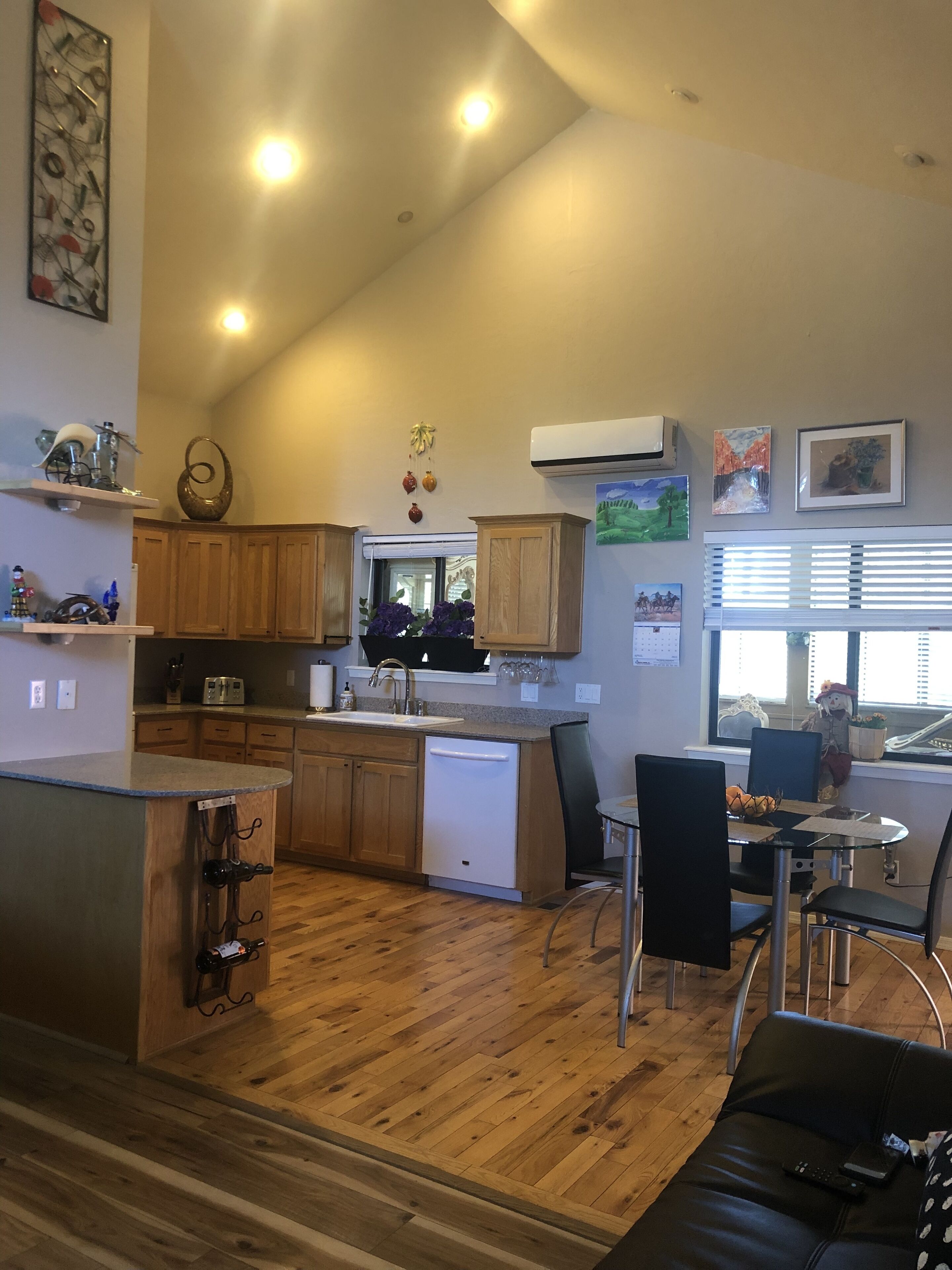 Roomy and remodeled cabin - close to lakes & other activities!