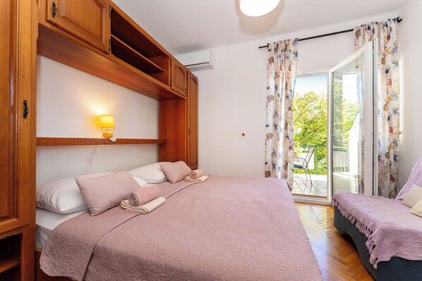 1 bedroom, desk, free WiFi, bed sheets