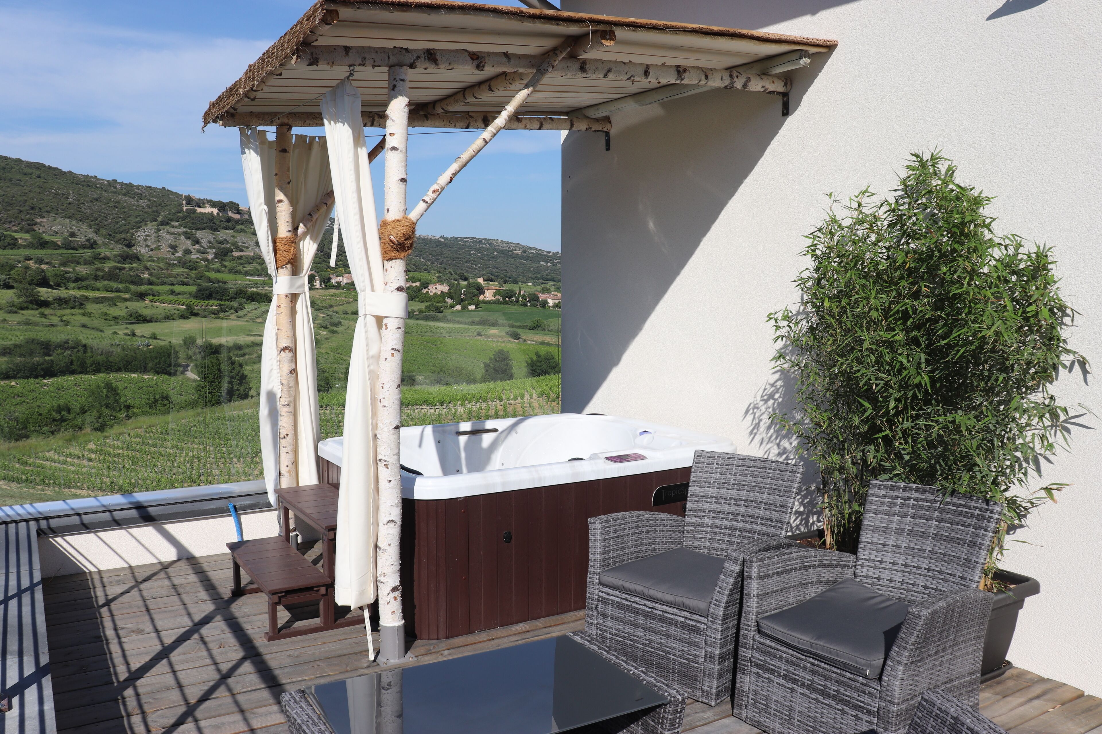 Gite, back country, breathtaking view and jacuzzi