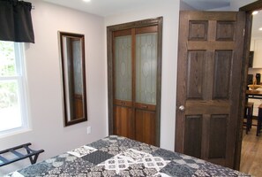 3 chambres, bureau, fer et planche à repasser, lit de bébé portatif