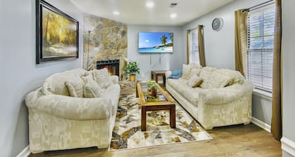 NEW! Luxe Cottage w/ Fireplace < 10 Mi to Augusta