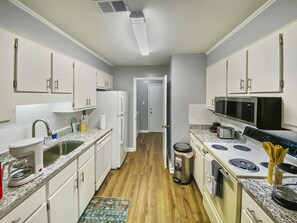 Fridge, microwave, oven, stovetop - NEW! Luxe Cottage w/ Fireplace < 10 Mi to Augusta (Evans)