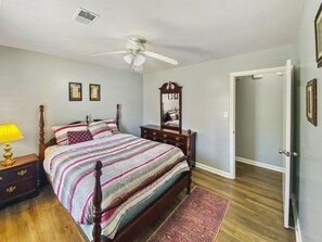 2 soverom, skrivebord, strykejern/-brett og wi-fi (inkludert)