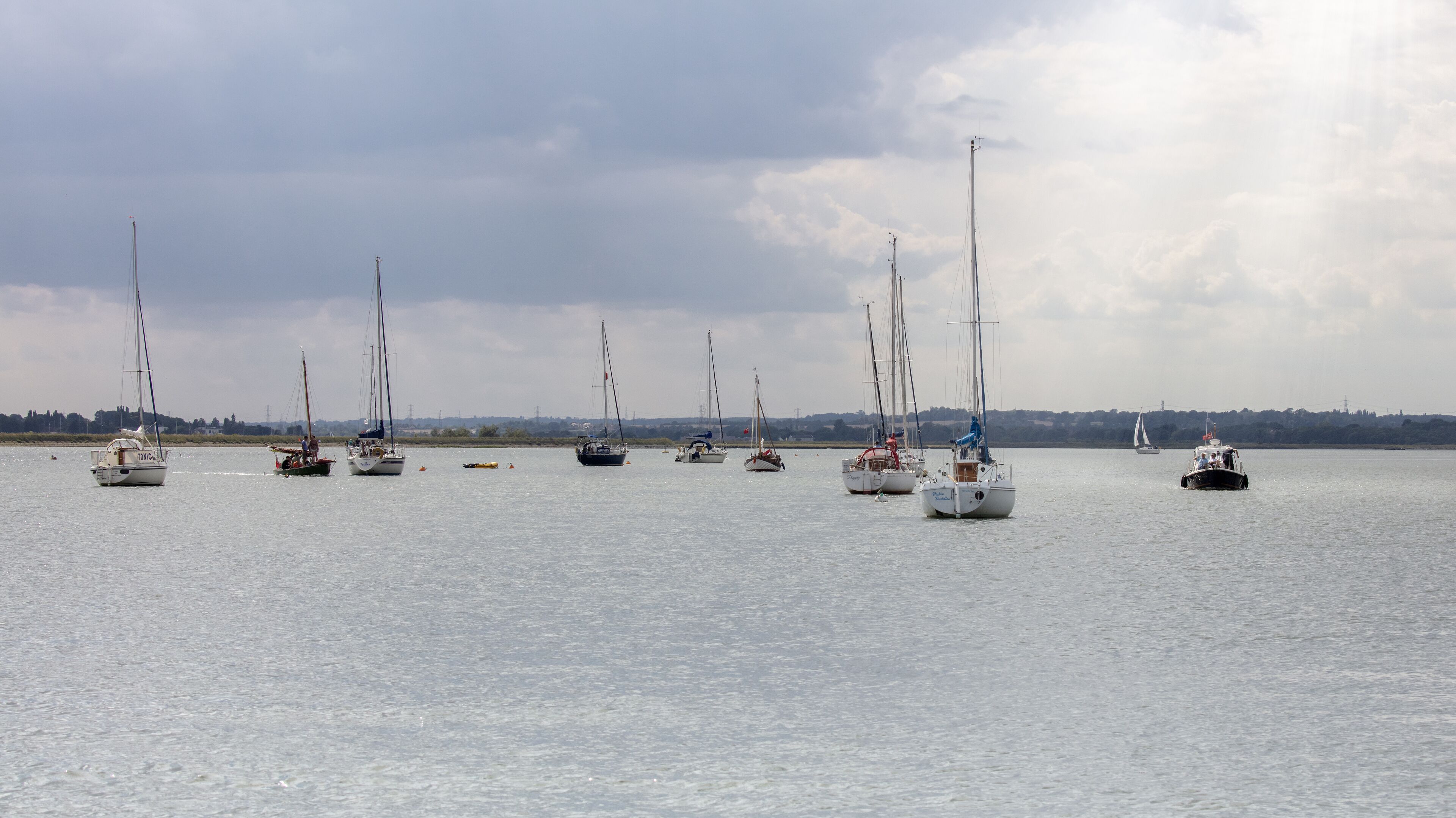 Een jachthaven met verschillende zeilboten afgemeerd.