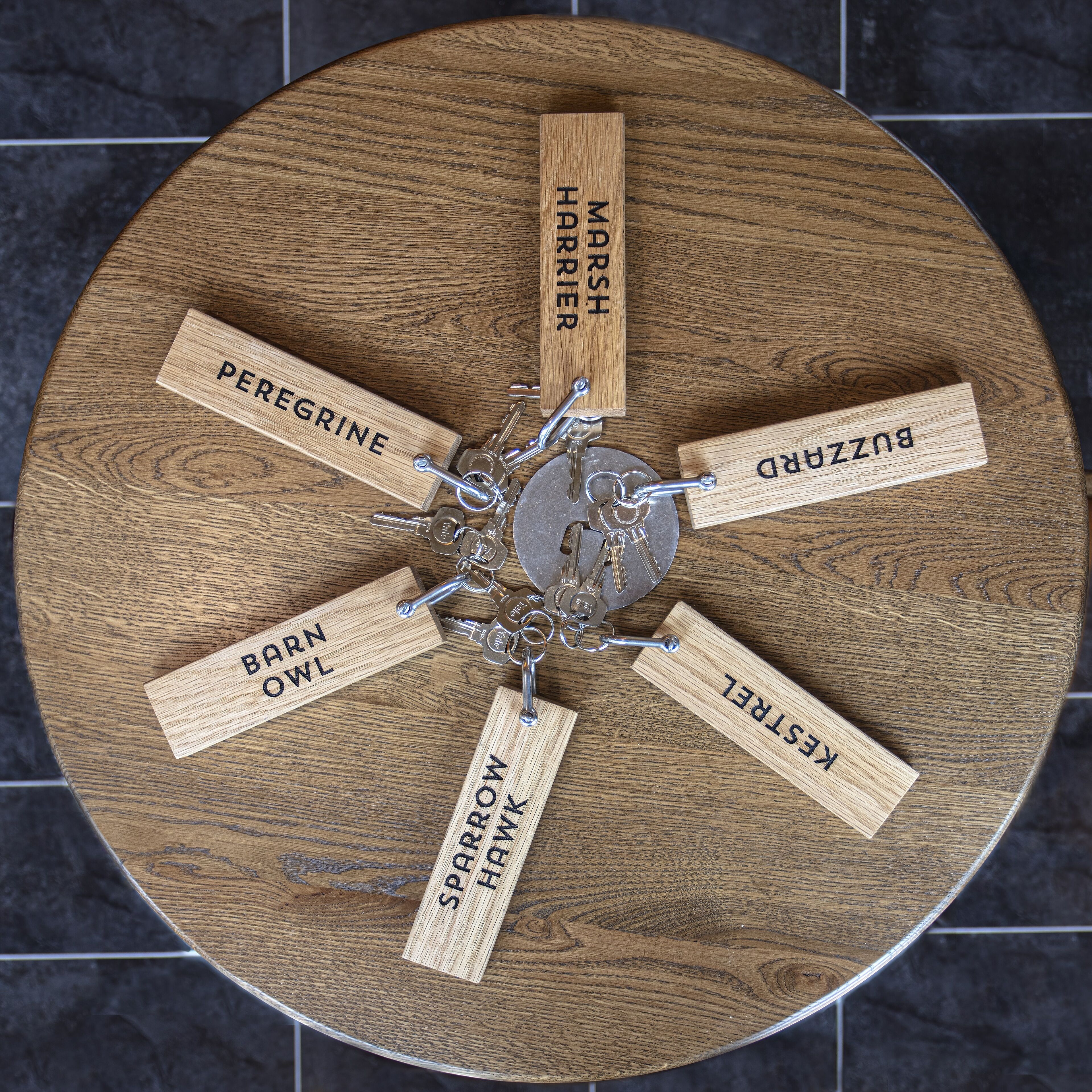 Una mesa de madera con seis placas con nombres.