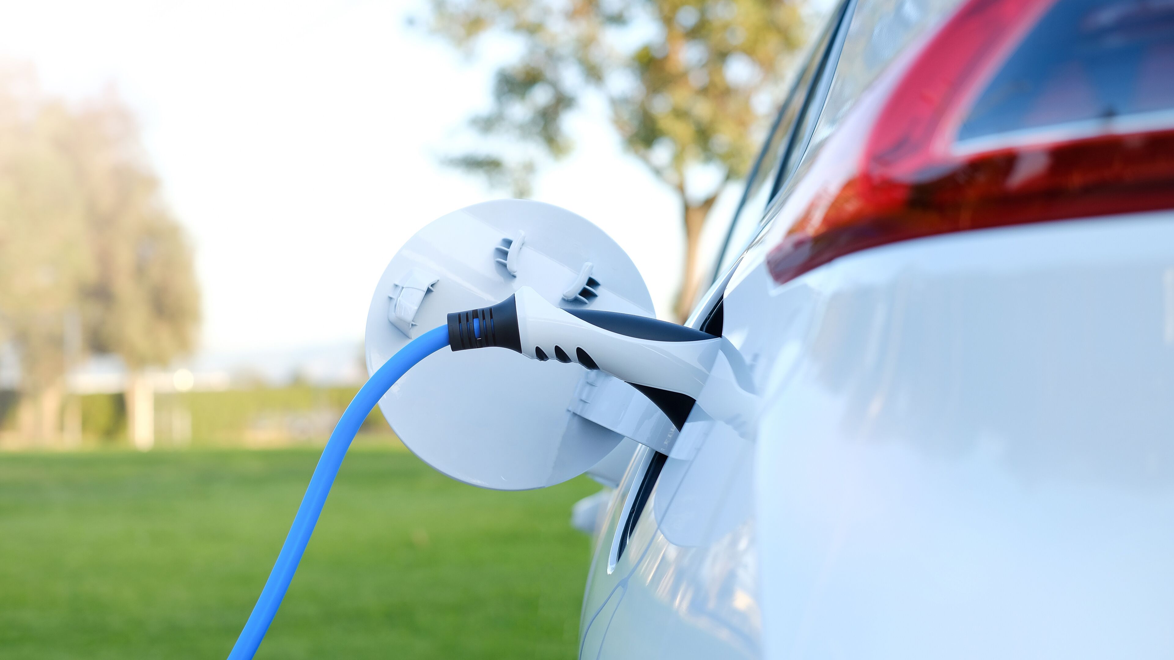 Une voiture connectée à une borne de recharge électrique.