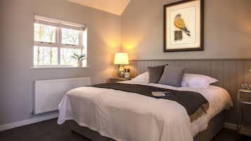 Habitació doble o amb dos llits individuals estàndard | Espai de treball apte per a portàtils i wifi gratuïta