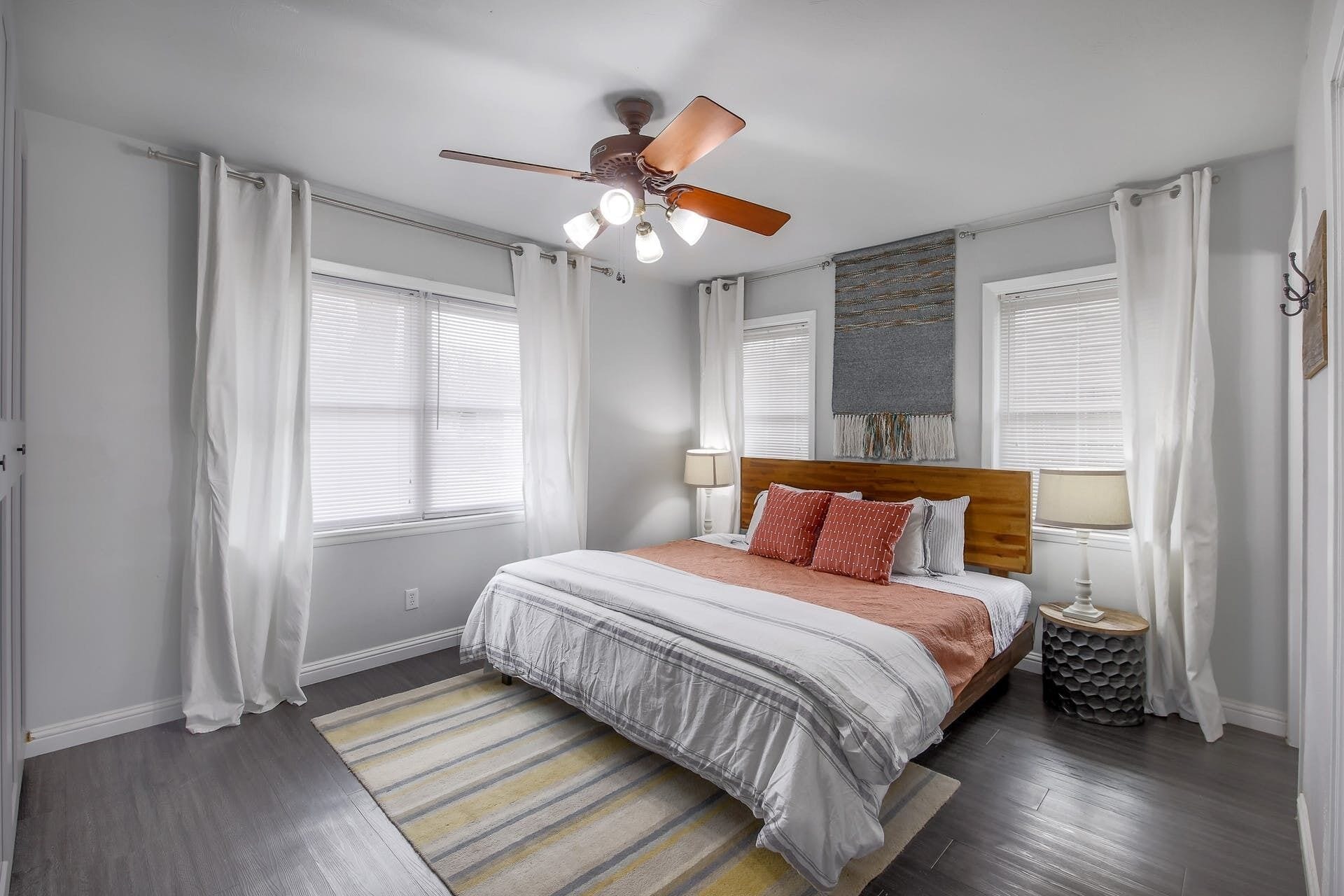 4 beds, Large Yard fenced, Pets welcome. Minutes to coffee shops, music and more