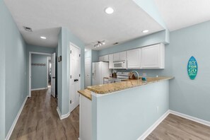 Fridge, microwave, oven, stovetop - Pawley's Bunker 3Bedroom, 3Bath True Blue Condo (Pawleys Island)