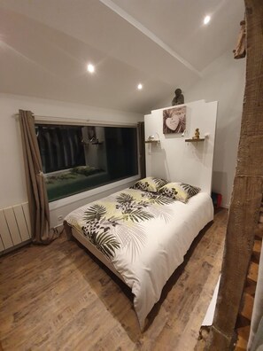 2 bedrooms, iron/ironing board, travel crib, free WiFi