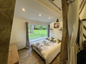 2 bedrooms, iron/ironing board, travel cot, free WiFi