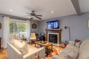 Living area - Your Relaxing Pocono Escape in a Gated Community Filled With Amenities!10 Sleeps (Tobyhanna)