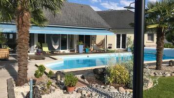 Piscine extérieure (ouverte en saison), parasols de plage