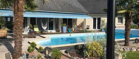 Alberca al aire libre por temporada y sombrillas en la alberca