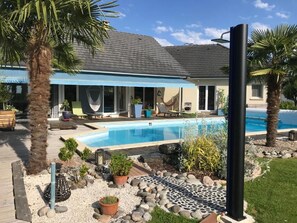 Seasonal outdoor pool, pool umbrellas, pool loungers - Escale En Correze (Sadroc)