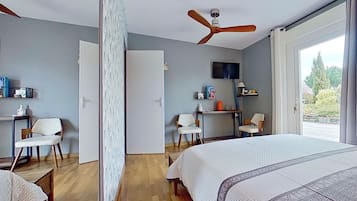 Habitación doble Confort | Ropa de cama de alta calidad, muebles diferentes y cortinas blackout