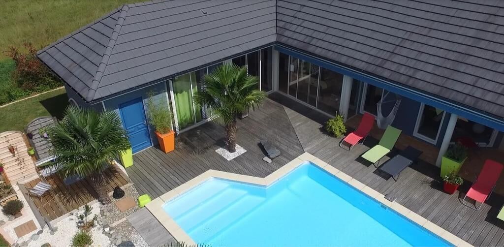 Een seizoensgebonden buitenzwembad en parasols bij het zwembad