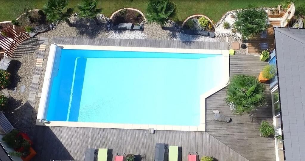 Alberca al aire libre por temporada y sombrillas en la alberca 