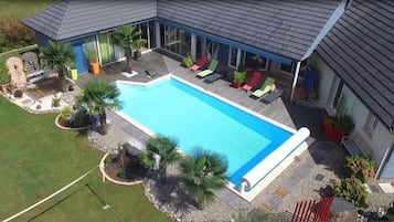 Kolam renang outdoor musiman, dengan payung kolam renang