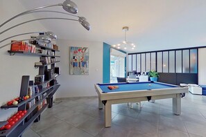 En 81-centimeters Flatskjerm-TV med digitale kanaler samt TV