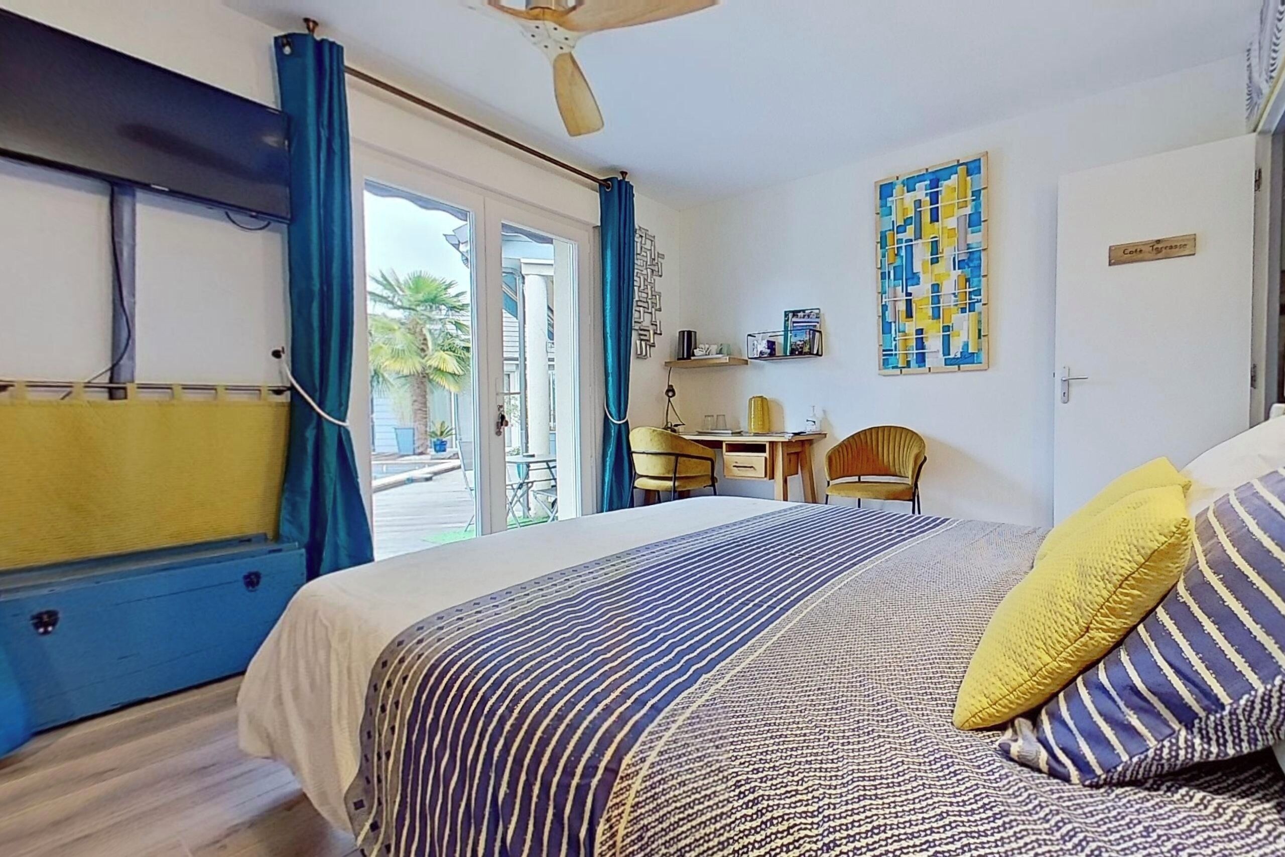 Ropa de cama de alta calidad, muebles diferentes y cortinas blackout 