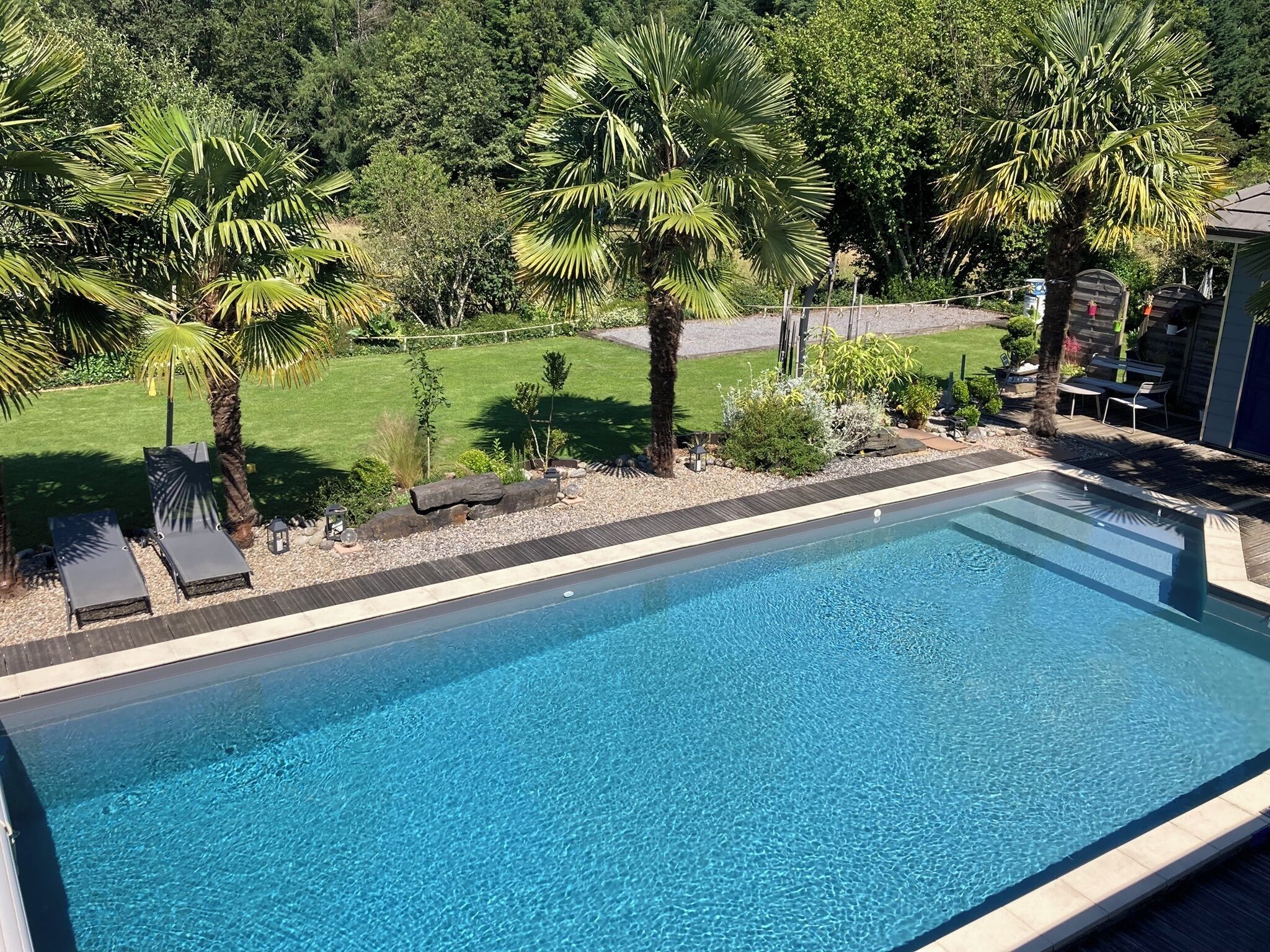 Una piscina al aire libre de temporada, sombrillas