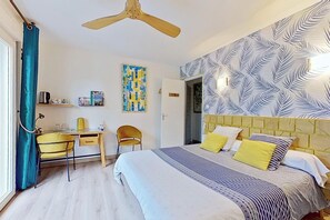Habitación Confort doble | Ropa de cama de alta calidad, mobiliario individual, cortinas opacas