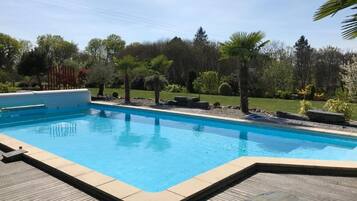 Piscine extérieure (ouverte en saison), parasols de plage