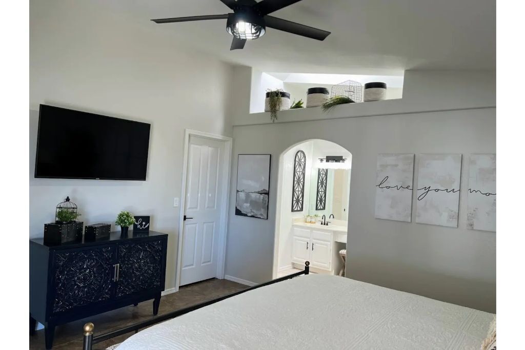 Lake View Oasis - Roomy Vacation Home With Pool