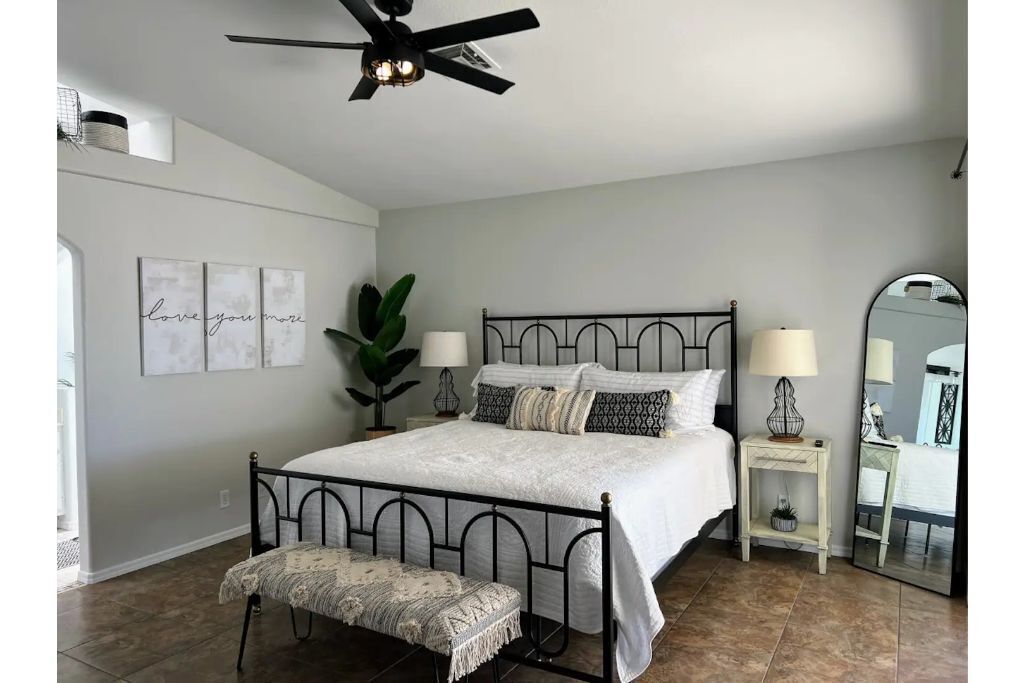 Lake View Oasis - Roomy Vacation Home With Pool