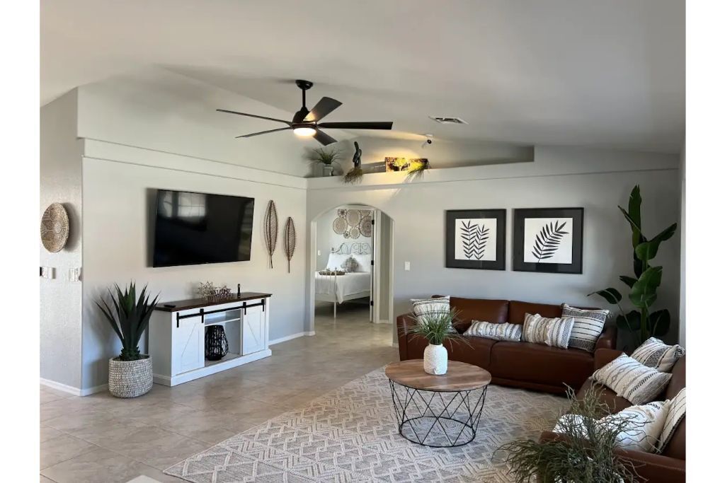 Lake View Oasis - Roomy Vacation Home With Pool