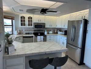 Refrigerador, microondas, horno y parrilla de estufa 