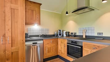 Cottage | Private kitchen | Fridge, dishwasher, electric kettle, toaster