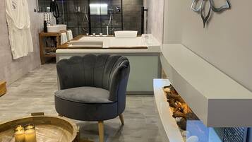 Combined shower/tub, hair dryer, towels