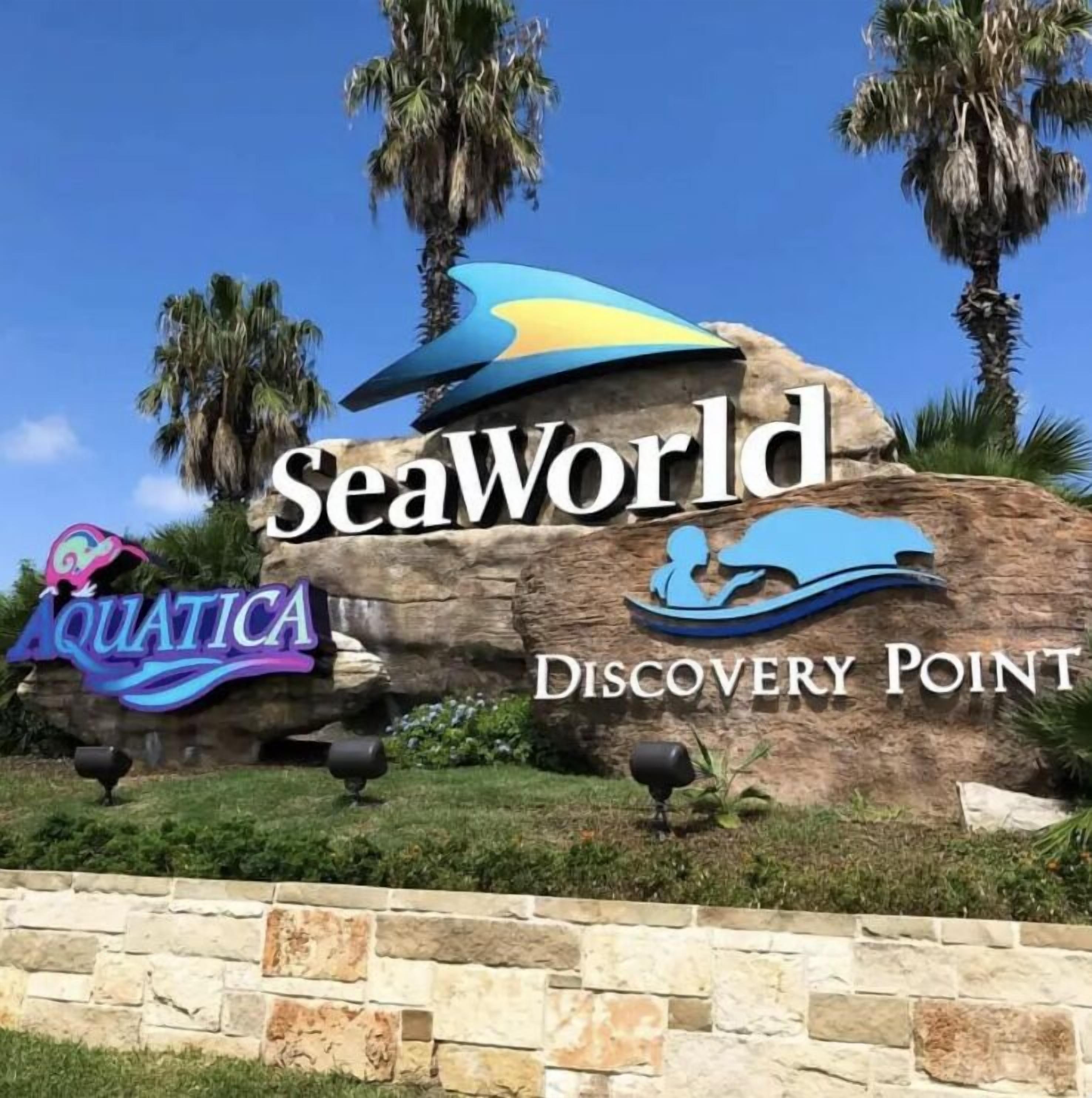 A large rock with the SeaWorld logo and the words "Aquatica Discovery Point" on it.